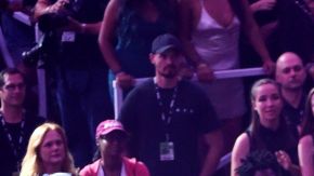 Acompañada por niños y personas de la tercera edad, Miley Cyrus interpretó la canción "Younger Now".