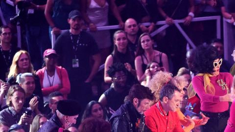 Acompañada por niños y personas de la tercera edad, Miley Cyrus interpretó la canción "Younger Now".