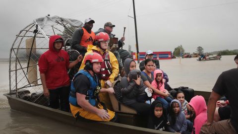 Miles de personas fueron rescatadas de sus viviendas.