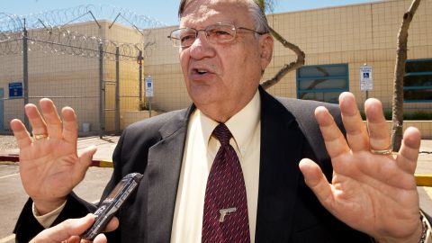 Condenado por la justicia y perdonado por Trump como un héroe, Arpaio vuelve a la carga por un puesto en el senado federal.