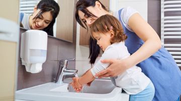 El enseñarles a lavarse las manos con frecuencia los mantendrán libres de gérmenes y bacterias que los enferman.