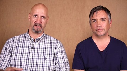 Tim Zaal (izquierda) y Matthew Boger se reunieron como voluntarios en el Museo de Tolerancia de Los Ángeles. Zaal, un neonazi de una sola vez, atacó a Boger como un adolescente. Los dos son ahora amigos cercanos.