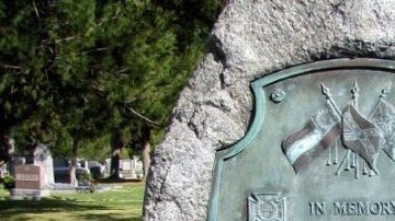 El monumento fue eregido en el cementerio en 1925.