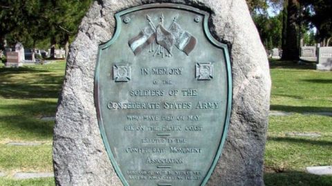 El monumento fue eregido en el cementerio en 1925.