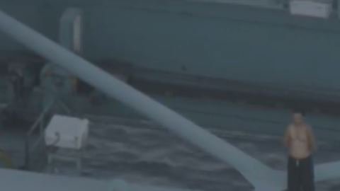 El hombre murió tras tirarse o caer de una grúa en el Puerto de Los Ángeles.