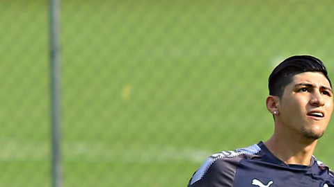 Alan Pulido se recupera de la fractura en el húmero derecho
