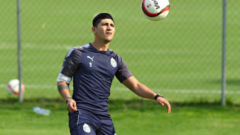 Alan Pulido se recupera de la fractura en el húmero derecho