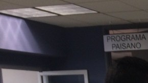 Reina Herrera,  promotora de salud, ofrece información a los interesados.