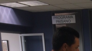 Reina Herrera,  promotora de salud, ofrece información a los interesados.