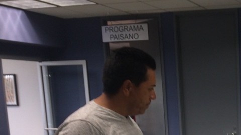 Reina Herrera,  promotora de salud, ofrece información a los interesados.