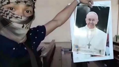 Una escena del video de Estado Islámico en donde amenaza al papa Francisco.