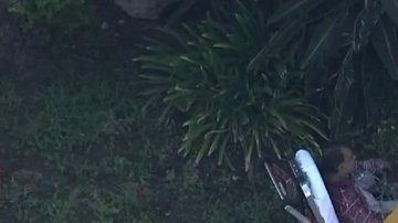 Herido recibiendo oxígeno.