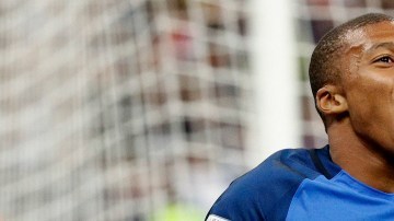 Kylian Mbappe de Francia celebra un gol ante Holanda  en Saint Denis (Francia).