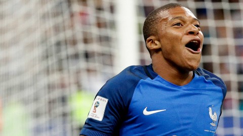 Kylian Mbappe de Francia celebra un gol ante Holanda  en Saint Denis (Francia).