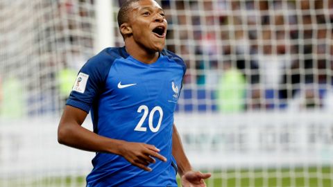 Kylian Mbappe de Francia celebra un gol ante Holanda en Saint Denis (Francia).