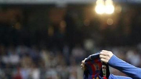 Lionel Messi se quitó la playera, tras meterle un gol de último segundo al Real Madrid en el Santiago Bernabéu