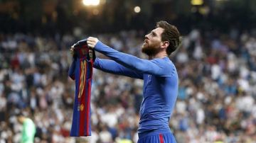 Lionel Messi se quitó la playera, tras meterle un gol de último segundo al Real Madrid en el Santiago Bernabéu