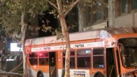 El autobús acabó chocándose contra un edificio