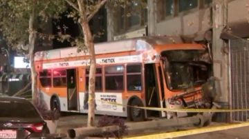 El autobús acabó chocándose contra un edificio