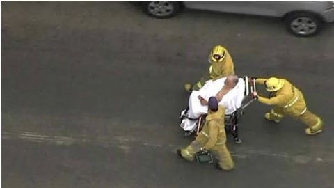 El equipo de rescate traslada a la víctima al hospital.