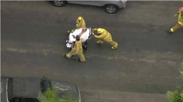 El equipo de rescate traslada a la víctima al hospital.