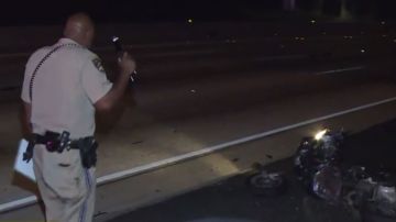 Un agente de la Patrulla de Autopistas de California  en la escena del accidente.