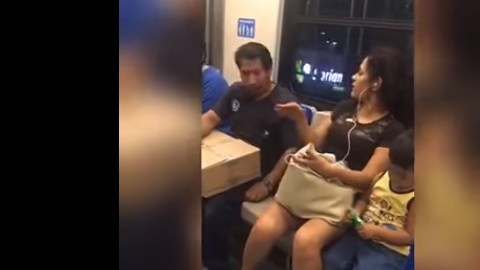 El hombre siguió molestando a pesar de que lo grabaron