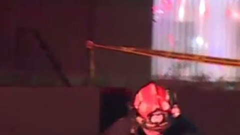 Un bombero acude a un herido en la escena del crimen.