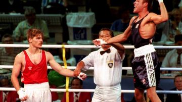 Un joven Óscar de la Hoya celebra al ganar la medalla de oro de peso ligero de boxeo en los Juegos Olímpicos de Barcelona 1992.