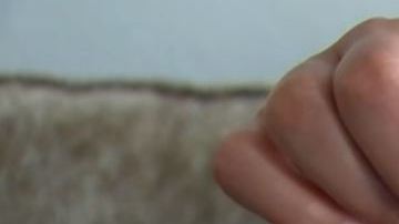 Izabel Solis, hermana de la detenida, muestra una foto de María al lado de sus tres hijas.