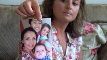 Izabel Solis, hermana de la detenida, muestra una foto de María al lado de sus tres hijas.
