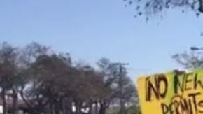 Residentes de la ciudad se manifiestan en contra de otorgarle el permiso de ampliación a la planta.