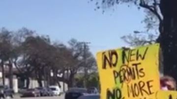 Residentes de la ciudad se manifiestan en contra de otorgarle el permiso de ampliación a la planta.