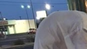 Anciano vende monedas para poder vivir.