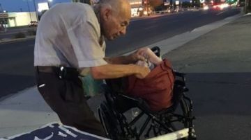 Anciano vende monedas para poder vivir.