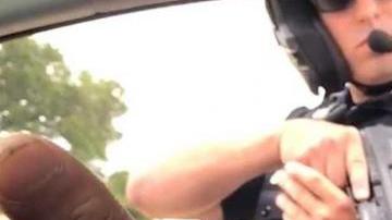 Un contacto con la policía, una toma de huellas digitales y luego, ICE toca la puerta: esta es cada vez la forma más común de ser deportado