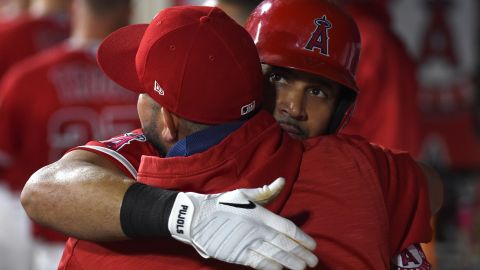 Albert Pujols es felicitado por su compañero Ricky Nolasco el 22 de agosto luego de batear su histórico jonrón 610