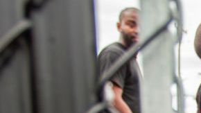 Una niña en un centro de refugiados en Quebec, Canadá