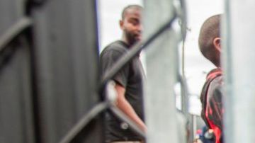 Una niña en un centro de refugiados en Quebec, Canadá