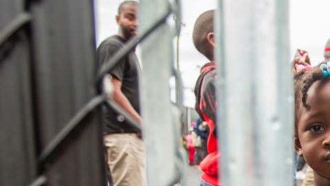 Una niña en un centro de refugiados en Quebec, Canadá