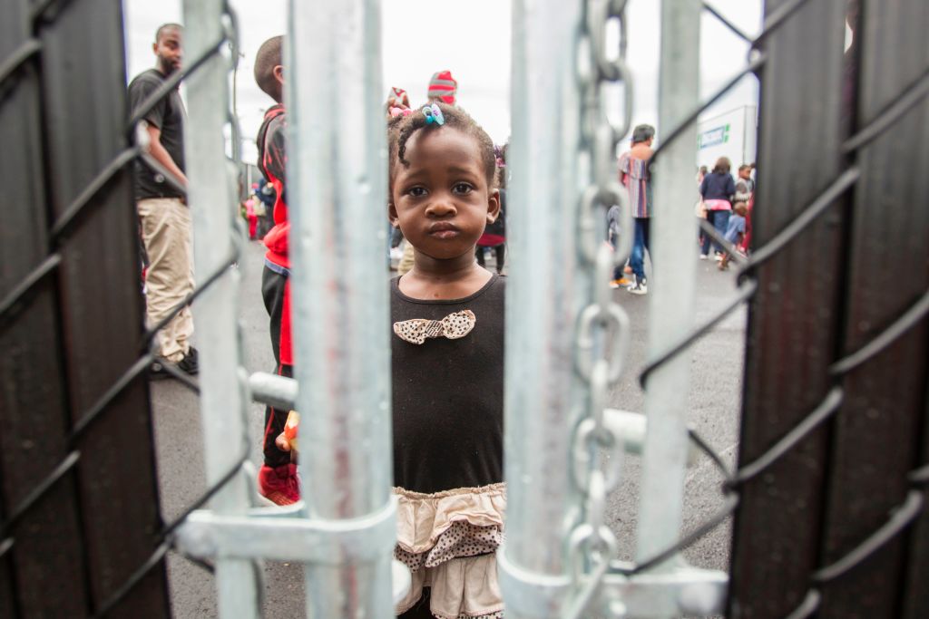 Una niña en un centro de refugiados en Quebec, Canadá