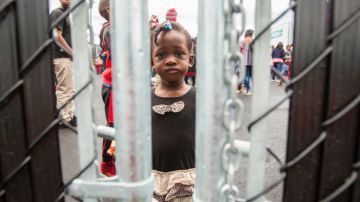 Una niña en un centro de refugiados en Quebec, Canadá