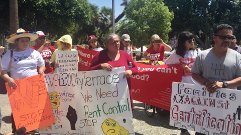 Vecinos claman a favor de control del alquiler en el este de Los Ángeles.