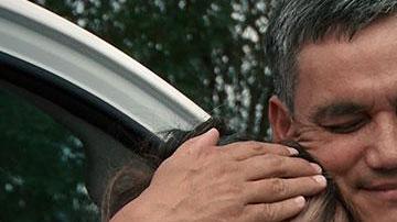 Madre e hijo se reúnen después de 48 años sin verse.