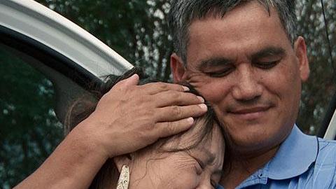 Madre e hijo se reúnen después de 48 años sin verse.