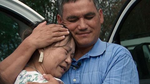 Madre e hijo se reúnen después de 48 años sin verse.