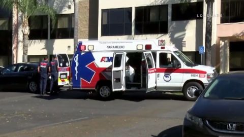 El equipo de paramédicos en el estacionamiento.