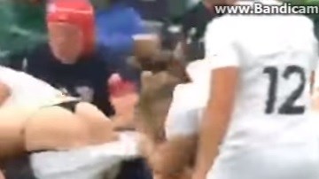 La capitana de la selección de Inglaterra de Rugby quedó en tanga.