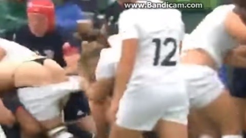 La capitana de la selección de Inglaterra de Rugby quedó en tanga.
