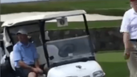 Trump descendió del carrito de golf para saludar a los novios.